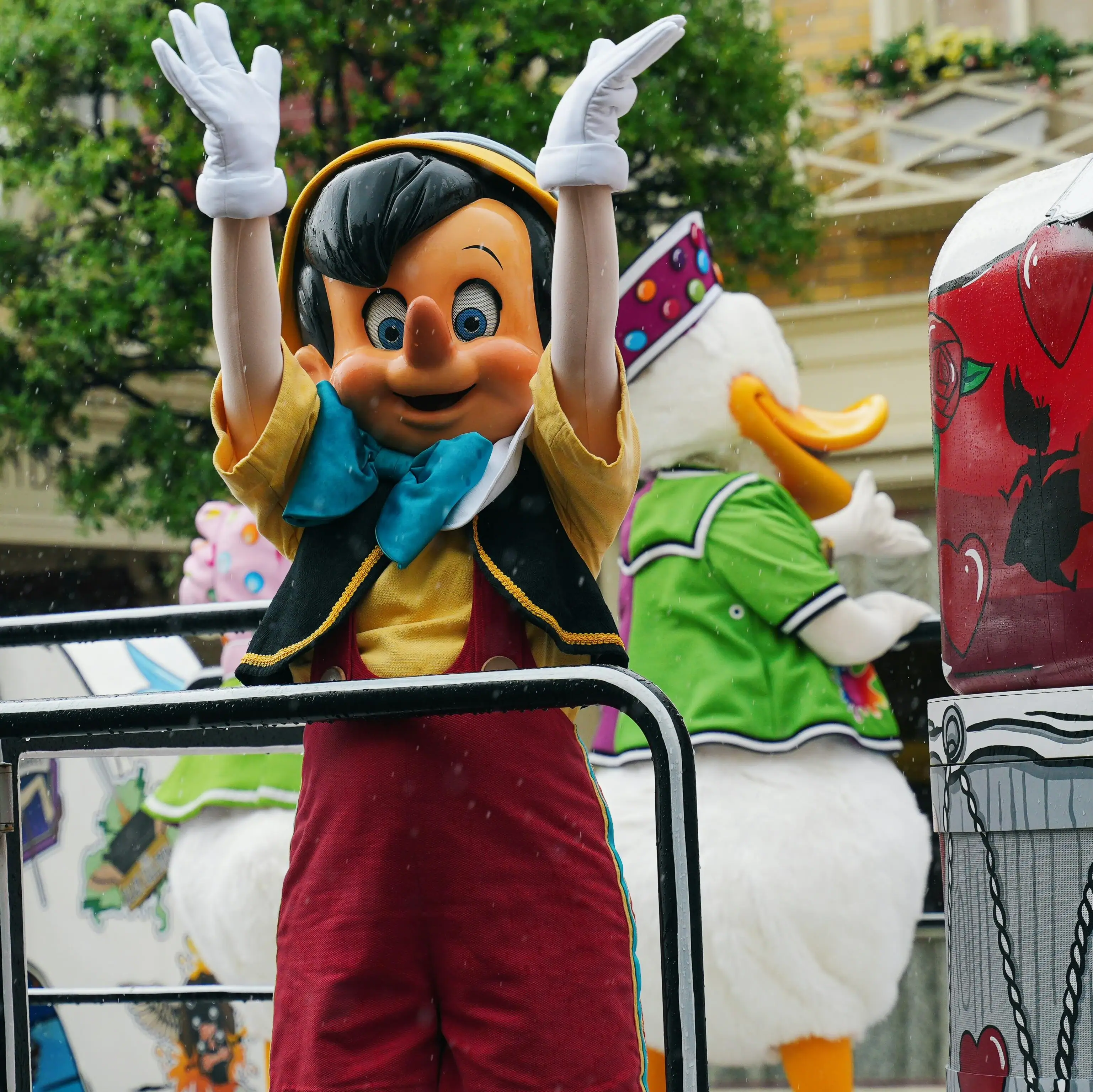 Eine Person in Kleidung steht auf einem Geländer.