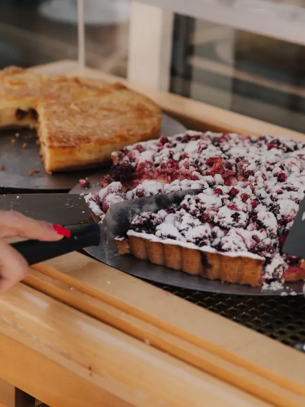 Una persona taglia una torta.