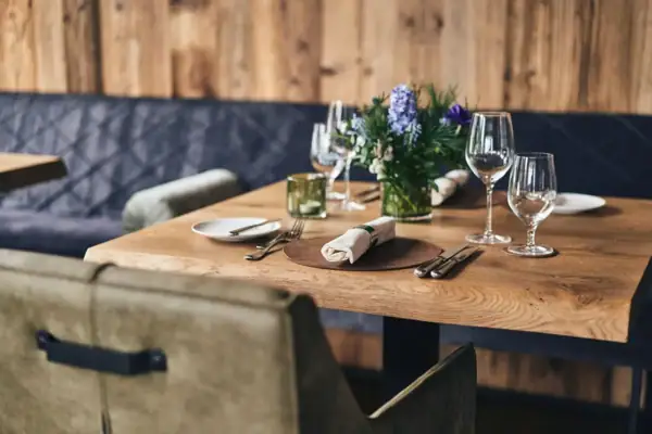Ein Tisch in einem Restaurant mit Weingläsern und Servietten.