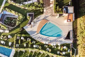 Ein Swimmingpool, umgeben von Gras und Rasenflächen.