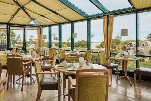 Ein Raum mit Tischen und Stühlen.