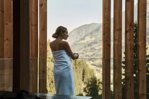 Una donna con un asciugamano sta alla finestra.