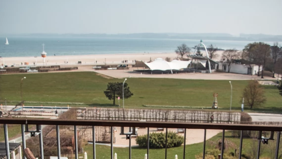 La vista dall'A-ROSA Travemünde sulla spiaggia e sul lungomare di Travemünde.