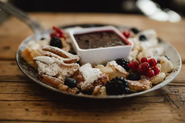 Ein Teller mit einer Speise und einer Sauce darauf.