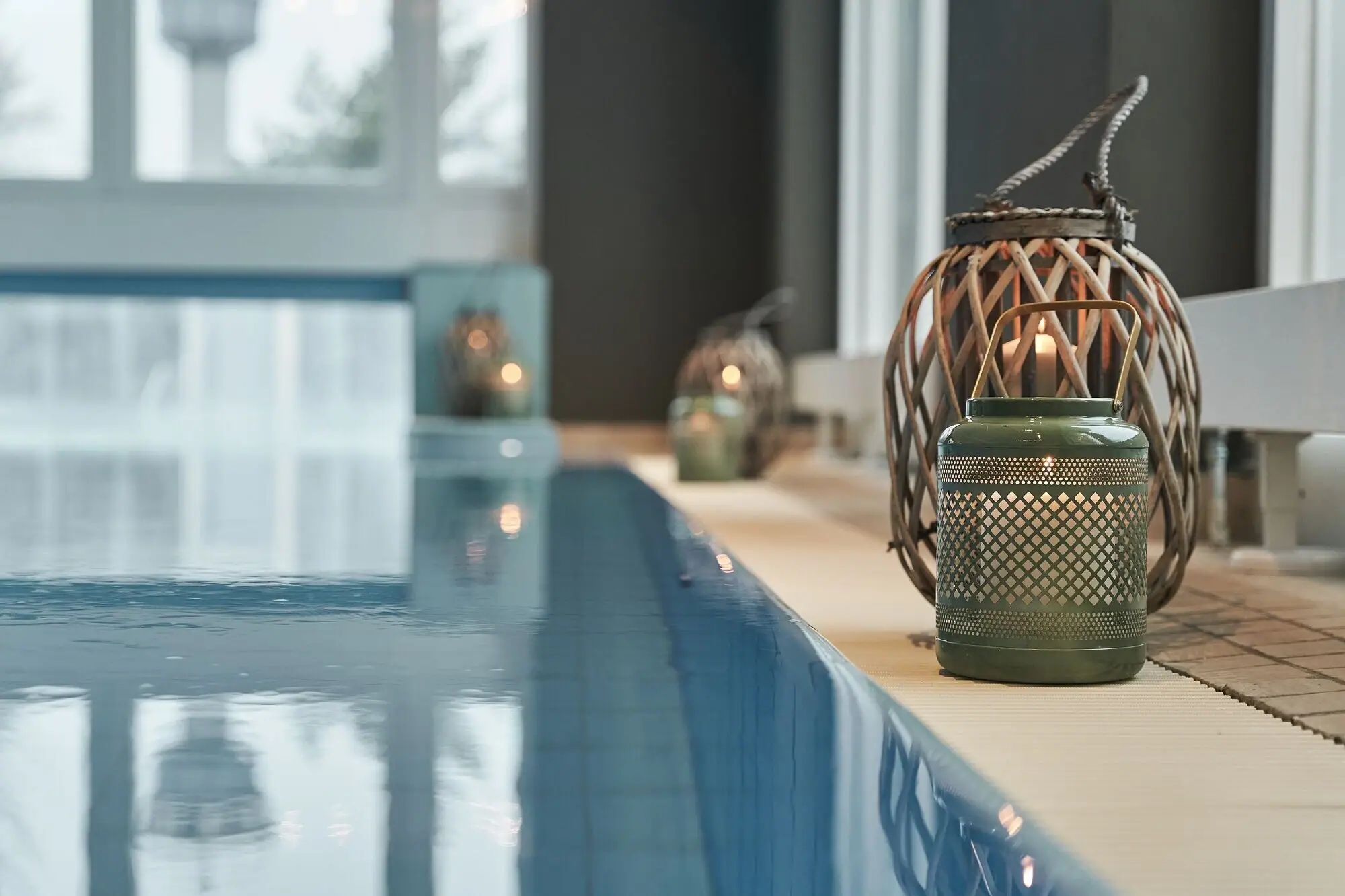 Piscina con portacandele e candele.