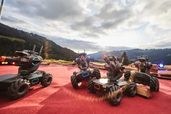 Un gruppo di robot su una superficie rossa.