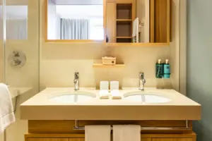 Bagno con specchio e lavabo