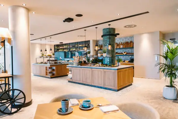 Moderno ristorante dell’Hotel A-ROSA Lago di Garda Moderno ristorante dell’Hotel A-ROSA Lago di Garda con buffet elegante e atmosfera luminosa