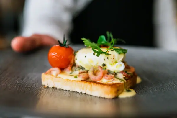 Nahaufnahme von Fast Food mit kulinarischer Präsentation.