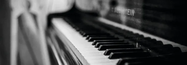 Primo piano di un pianoforte in bianco e nero.