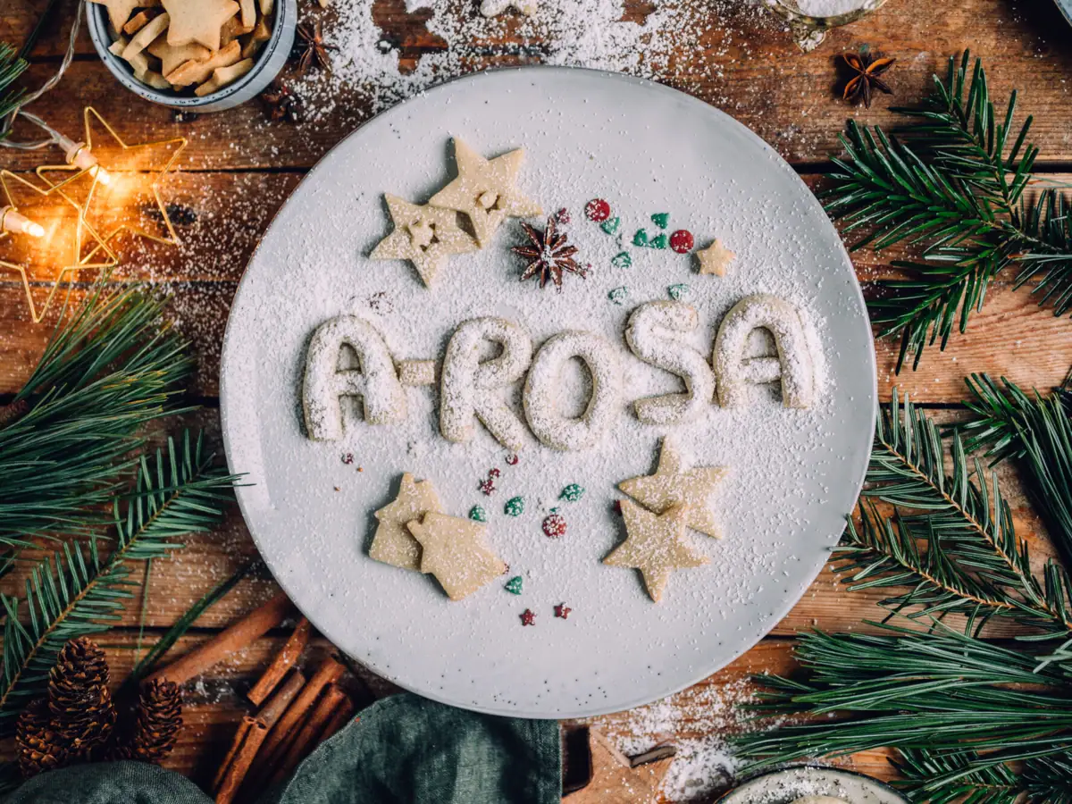 Natale A-ROSA Un piatto con biscotti natalizi.