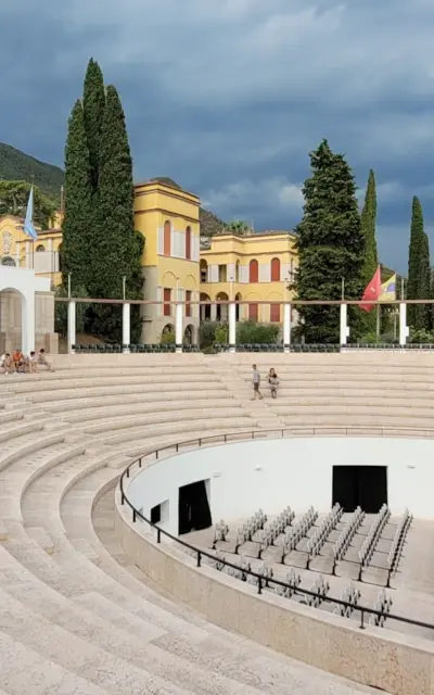 Grande teatro all'aperto con scale e persone davanti.