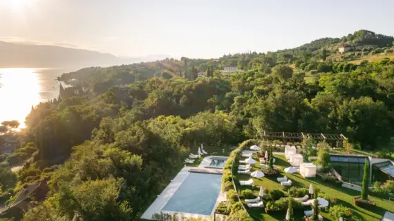 Una piscina circondata da alberi all'aperto.