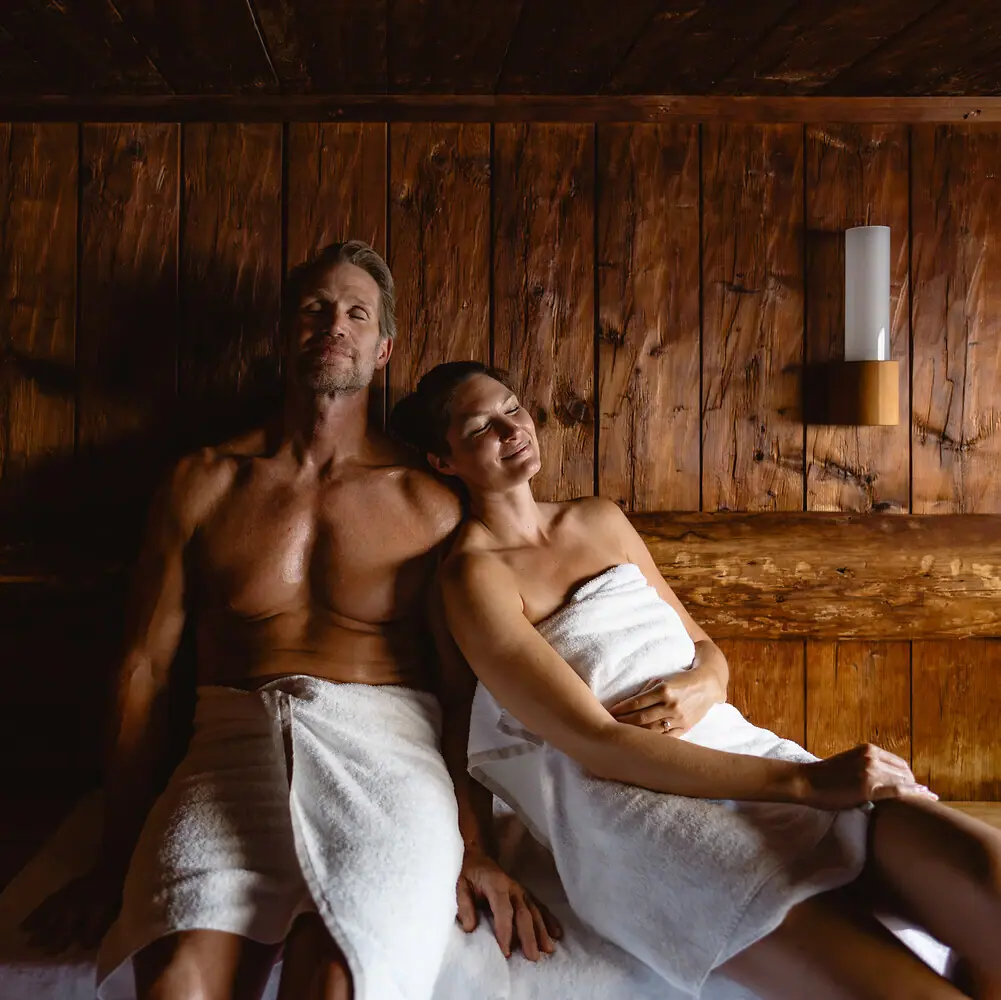 Un uomo e una donna in una sauna.