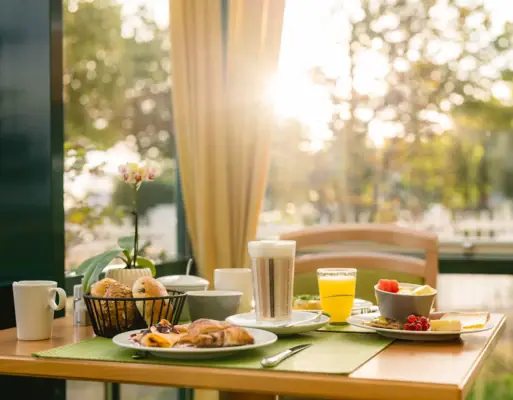 Colazione all’Ostseehotel Un tavolo con del cibo sopra.