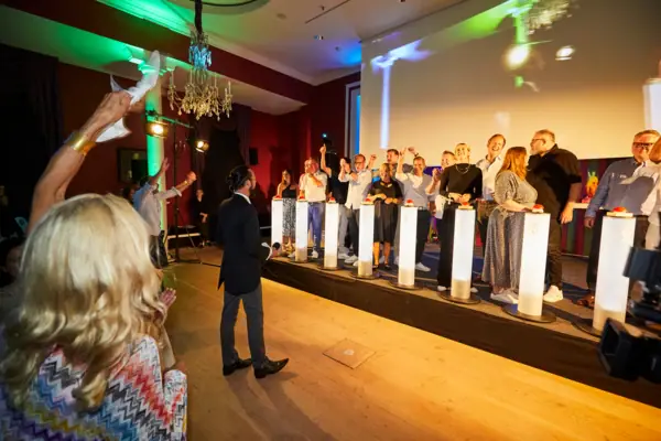 Un gruppo di persone su un palco.