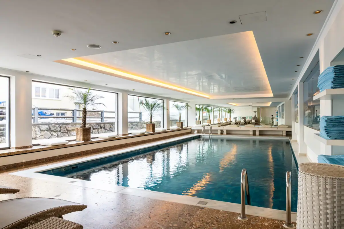 Innenpool Großes Hallenbad mit Wasseroberfläche.