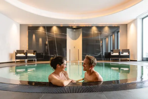Piscina del Ceres sul mare Un uomo e una donna nella piscina dell’A-ROSA Ceres am Meer a Binz