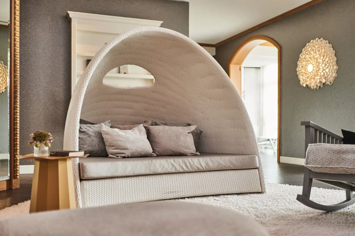 SPA-ROSA Binz Un divano-letto con cuscini allo SPA-ROSA di Binz.