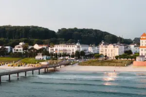 A-ROSA Ceres sul mare Corpi d'acqua con edifici e alberi sullo sfondo