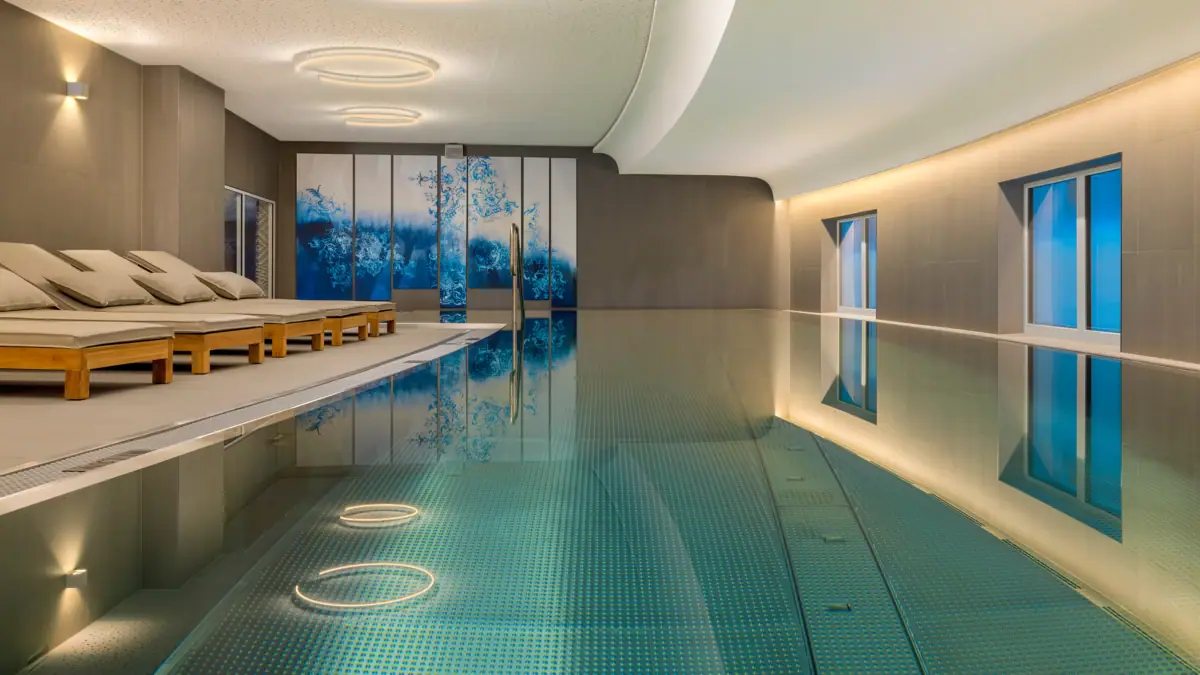 Una piscina coperta in un edificio.