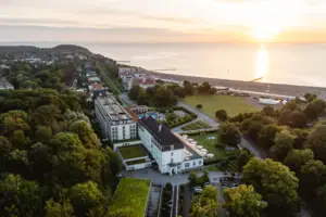 Veduta aerea di una città con alberi e uno specchio d'acqua.