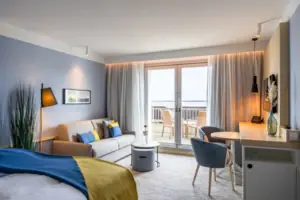 Camera doppia Deluxe con vista mare, affacciata sul mare Camera d'albergo con letto, divano e tavolo