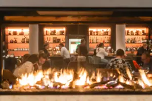 Un gruppo di persone è seduto al bar.