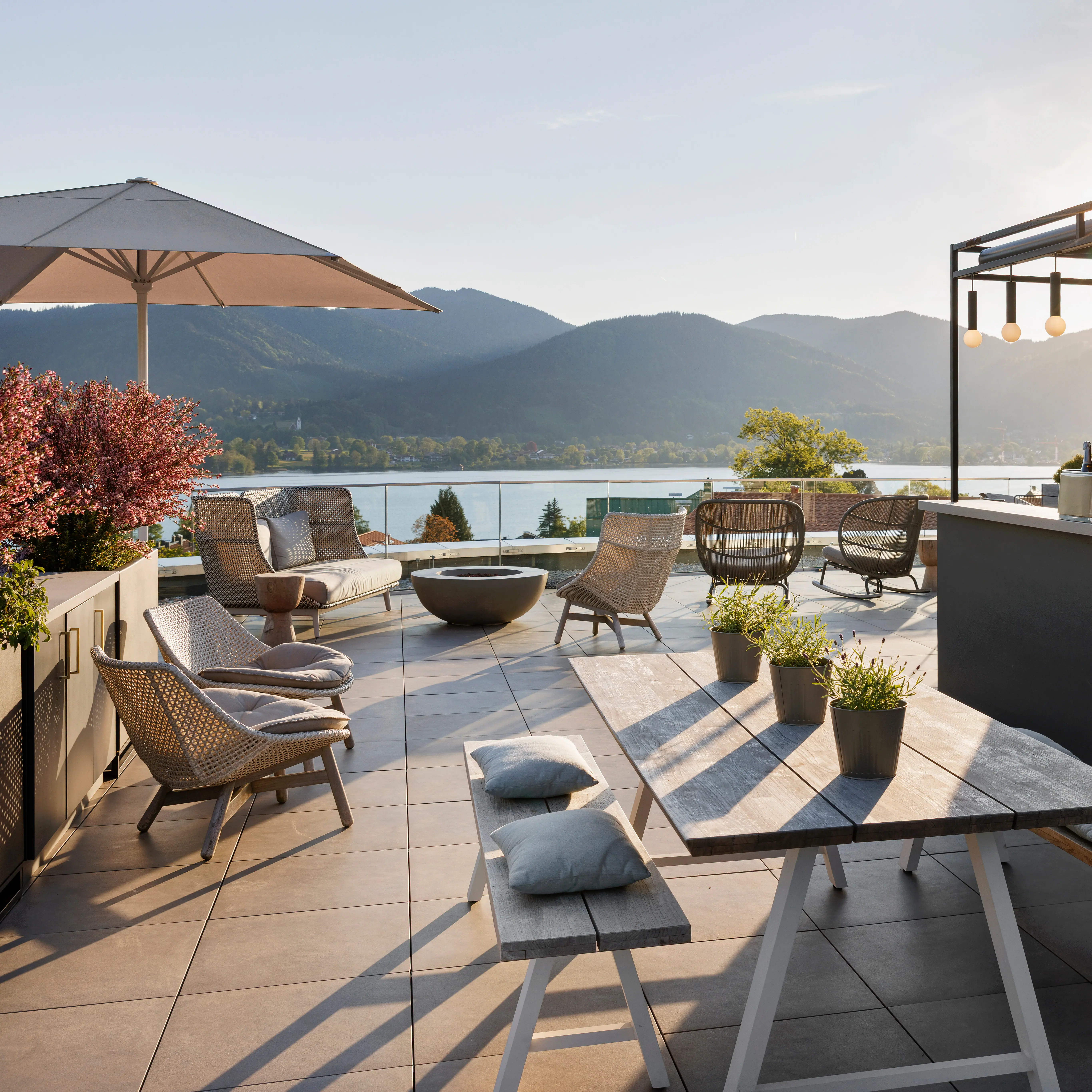 Terrazza con tavolo e sedie, bar e vista sul lago.