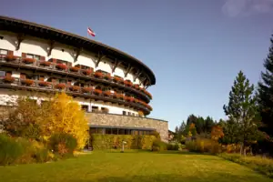 Un edificio con una bandiera sul tetto.