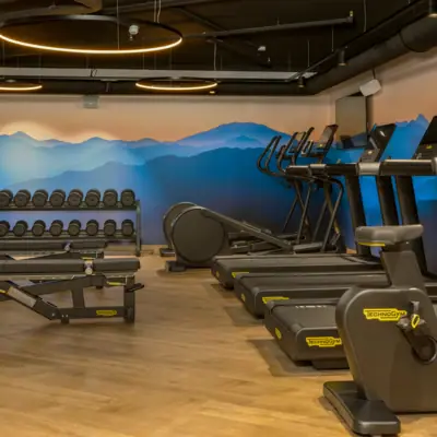 Studio fitness con tapis roulant e attrezzature per l'allenamento