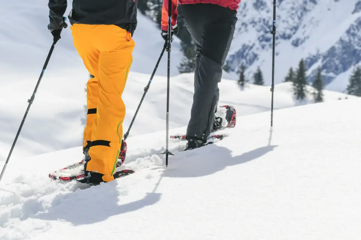 Due persone che sciano sulla neve.