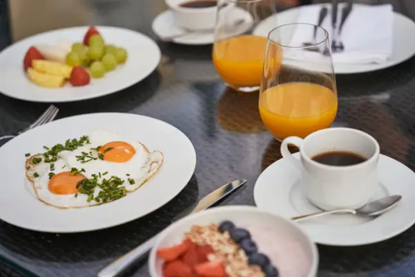 Un tavolo con piatti pieni di cibo e bevande.