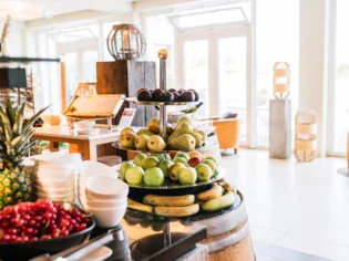 Un vassoio con una varietà di frutta su un tavolo da pranzo.