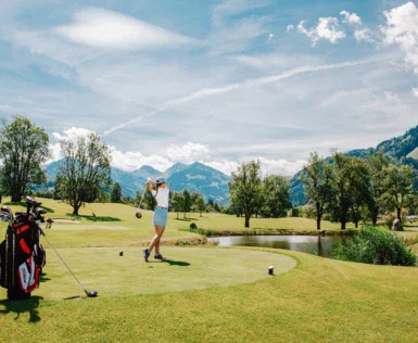 Donna che gioca a golf su un campo da golf.