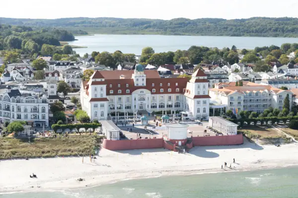 Das Kurhaus Binz direkt am Strand gelegen.