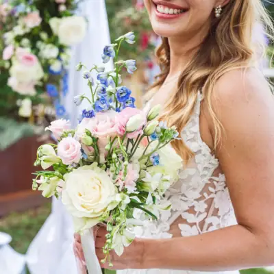 Donna che tiene un bouquet di fiori.