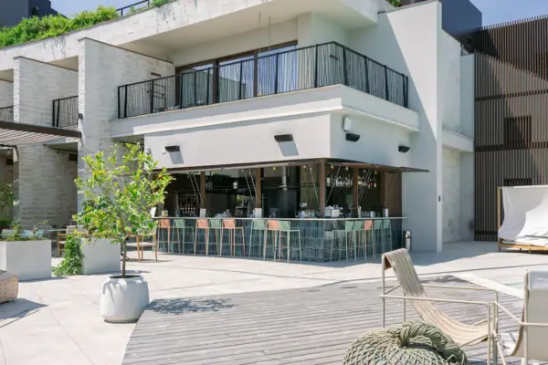 Un edificio con patio e sedie.