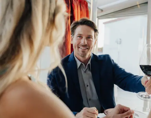 Ristorante Belvedere Un uomo in giacca e cravatta sorride a una donna.