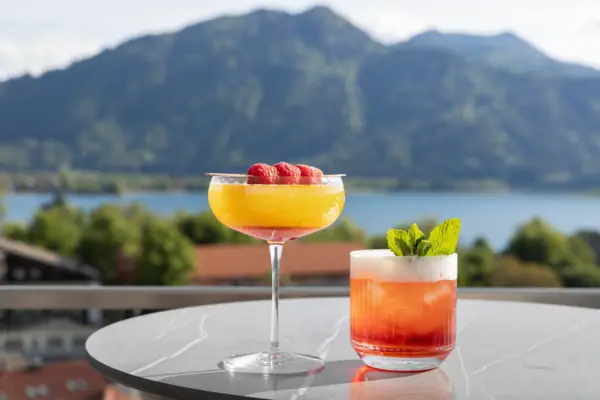 Due cocktail su un tavolo
