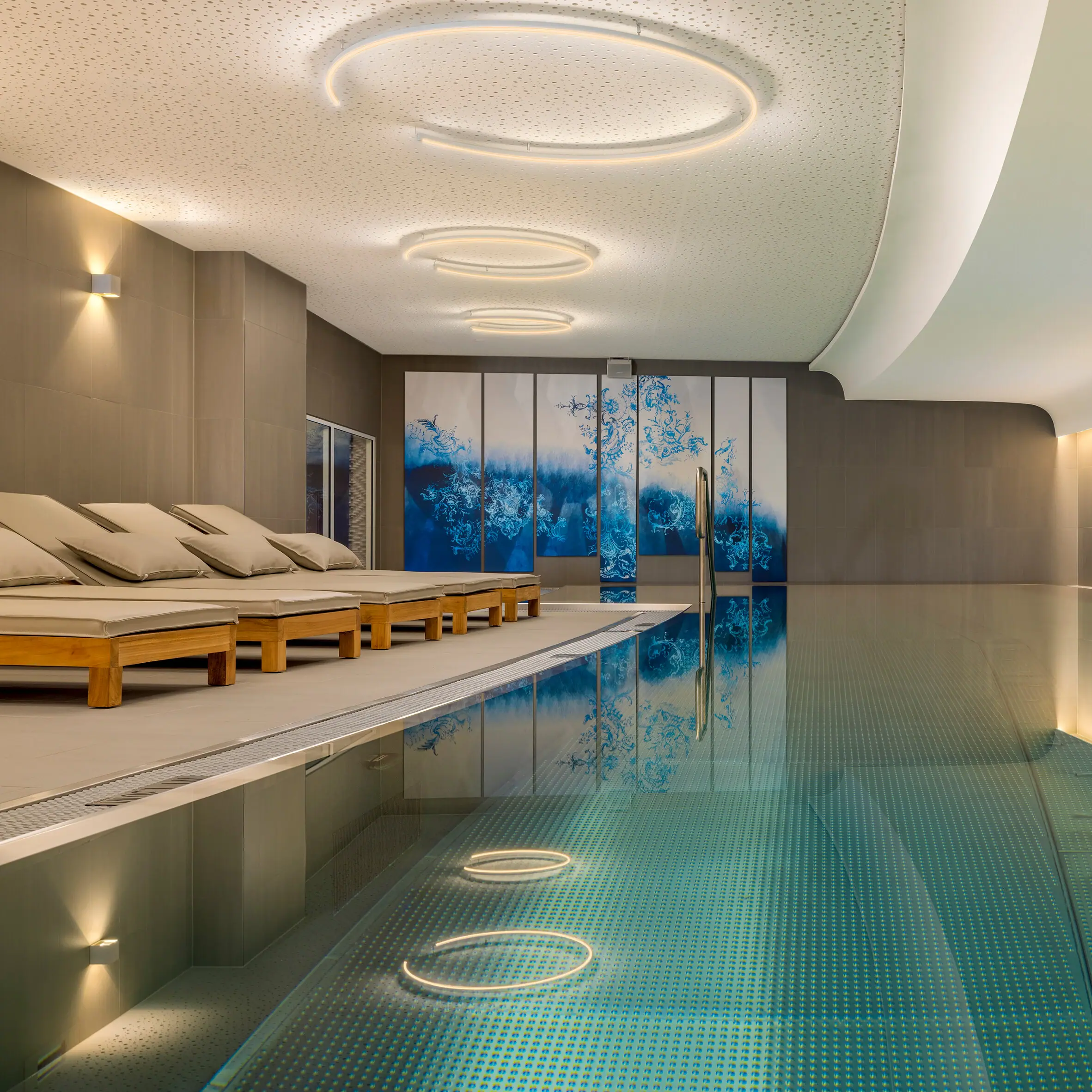 Una piscina coperta dal design moderno.