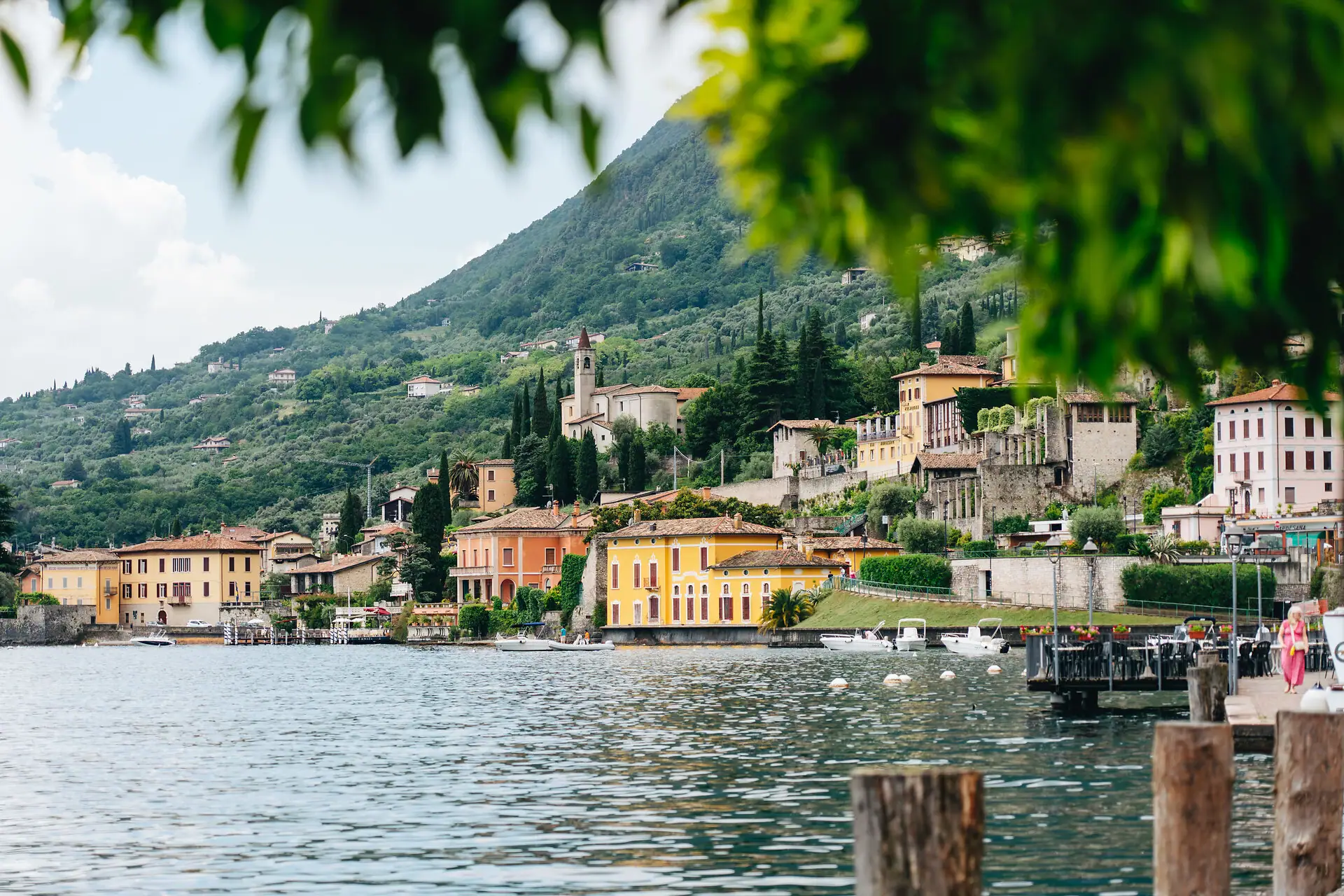 Veduta panoramica della città di Salò con case storiche affacciate sul lago.
