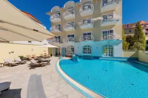 Una piscina accanto a un edificio esterno.