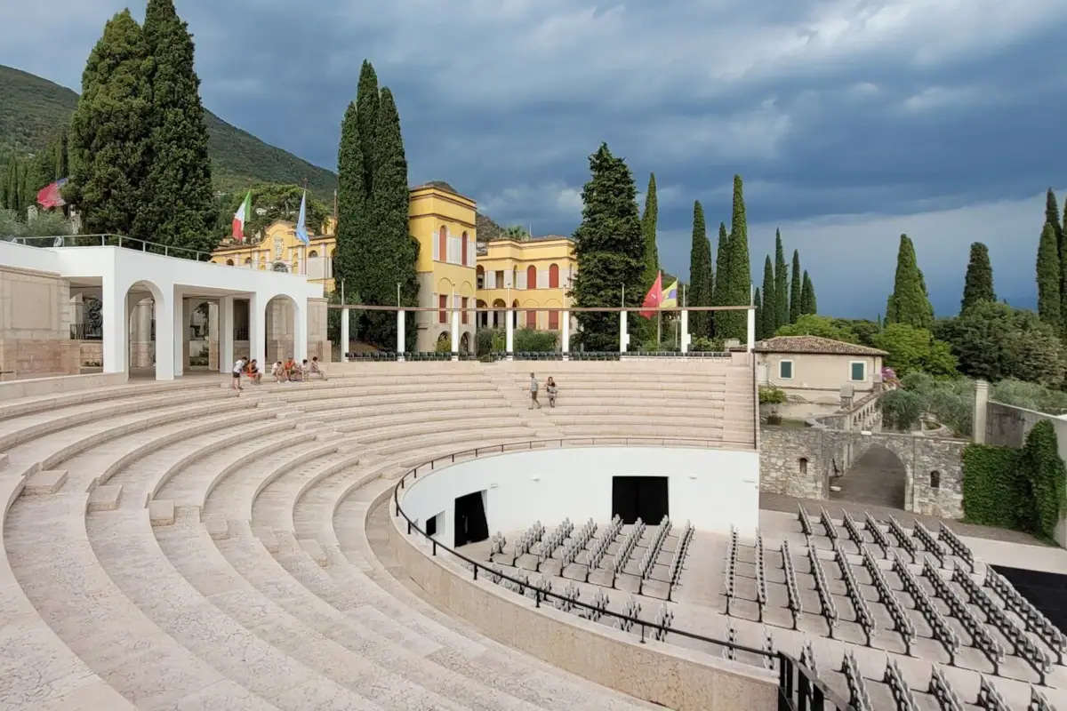Ein großes Freilufttheater mit Treppen und Menschen davor.