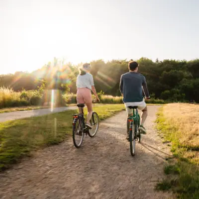 Aktivitäten Ein Mann und eine Frau fahren auf einem Weg Fahrrad.