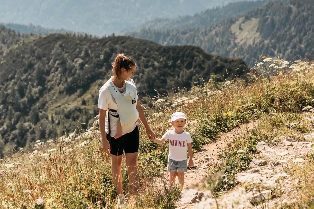 Una donna e un bambino durante un'escursione in montagna.