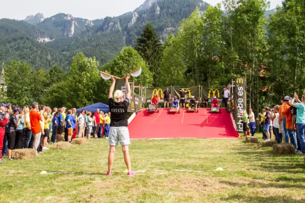 Una donna tiene in aria uno skateboard.