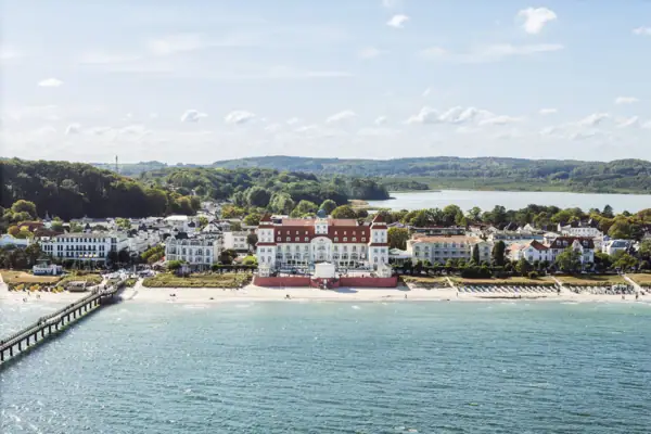 Ein großes weißes Gebäude neben einem Gewässer.