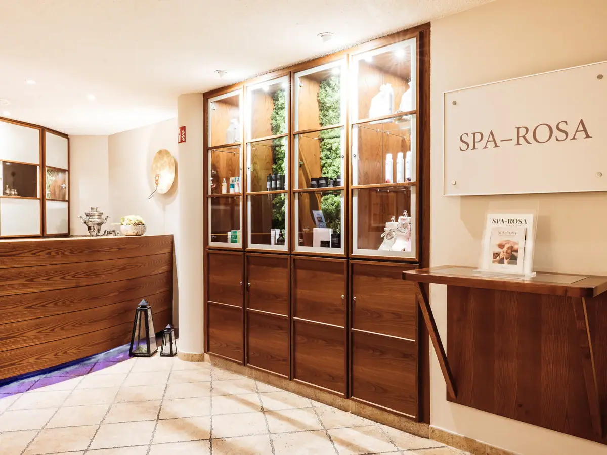 Spa-Rezeption SPA-Rezeption im Gothischen Haus Wernigerode mit Schrank und Theke.