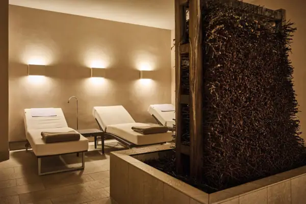 Ein Raum mit Stühlen und einem Brunnen.